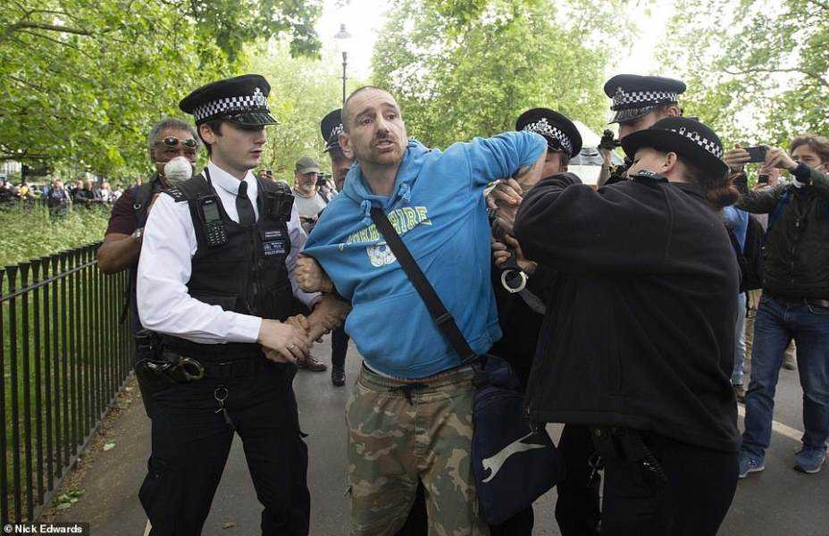 Police arrest anti-lockdown protestors in Hyde Park  Photograph