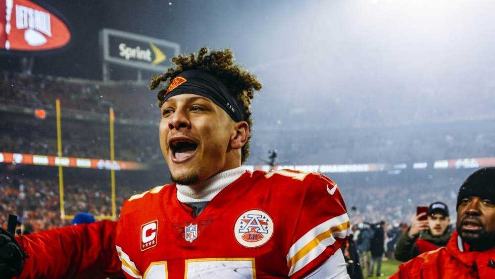 Patrick Mahomes signs 10-year, $503 million contract extension Photograph